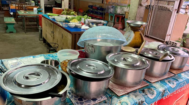 ร้านขนมจีน นางลาด หลาโพธิ์หลอง